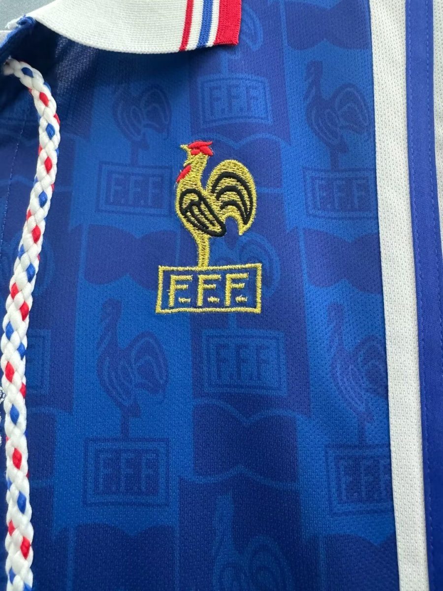 tenue-officielle-france-football-domicile-style-annees-90 Strój oficjalny Francja piłka nożna domowy styl lata 90