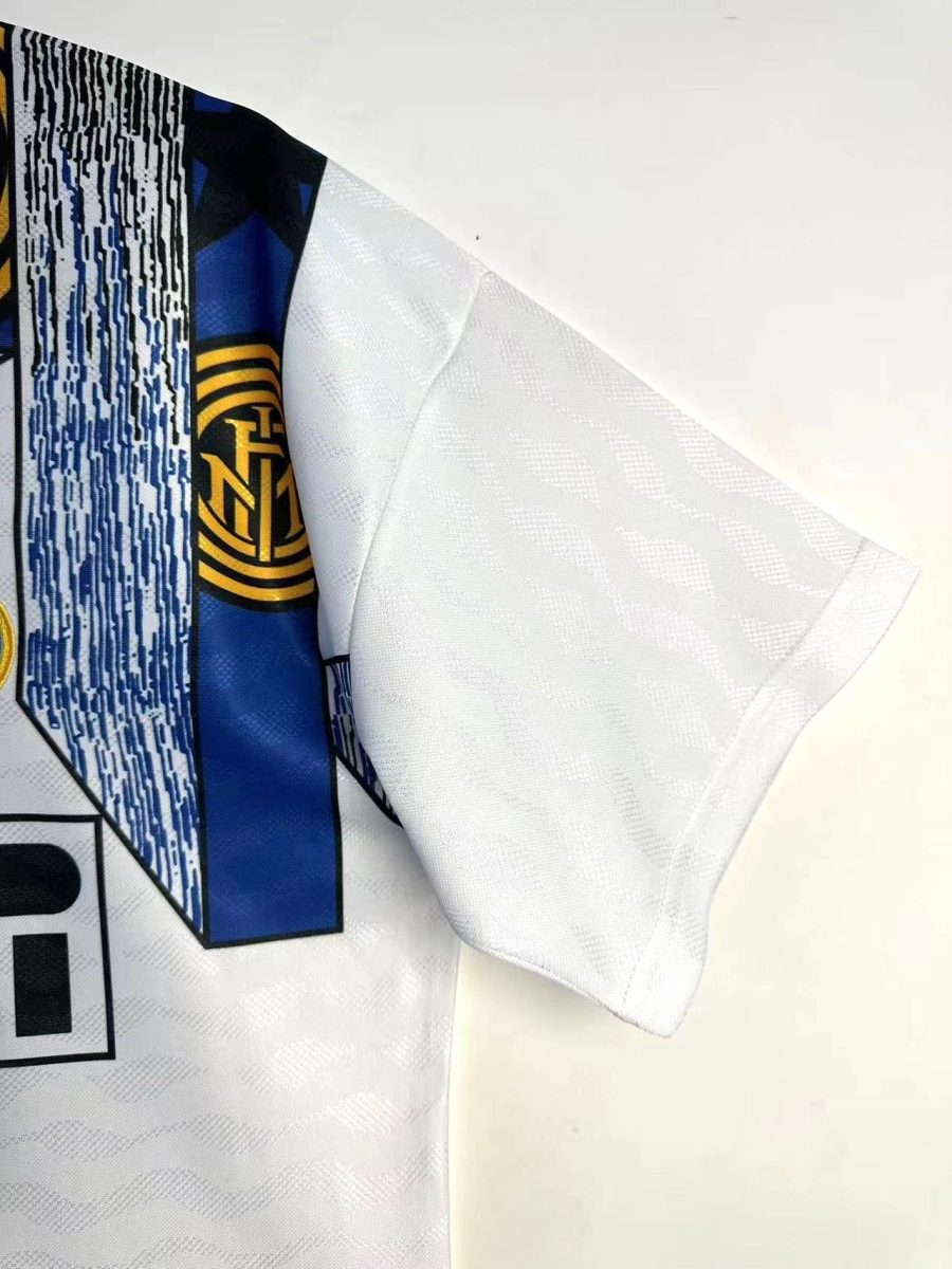 tenue-officielle-inter-milan-a-l-exterieur-style-vintage-saison-quatre-vingt-quinze-quatre-vingt-seize Oficjalny strój Inter Mediolan wyjazdowy styl vintage sezon dziewięćdziesiąt pięć dziewięćdziesiąt sześć