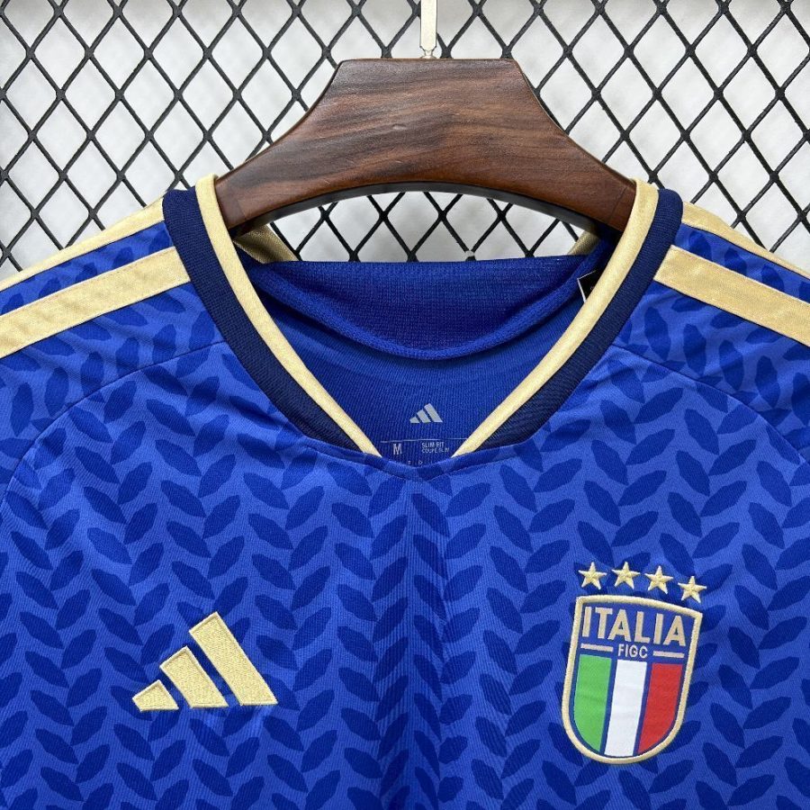 tenue-officielle-italie-bleu-azur-avec-ecusson-federation Oficjalny strój Włochy błękitny z herbem federacji