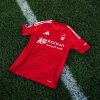 tshirt-officiel-nottingham-forest-fc-tenue-domicile-2024-2025 Oficjalna koszulka Nottingham Forest FC strój domowy 2024 2025