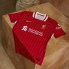 tunique-de-football-liverpool-home-kit-rouge-avec-ecusson-du-club tunika piłkarska Liverpool zestaw domowy czerwony z herbem klubu