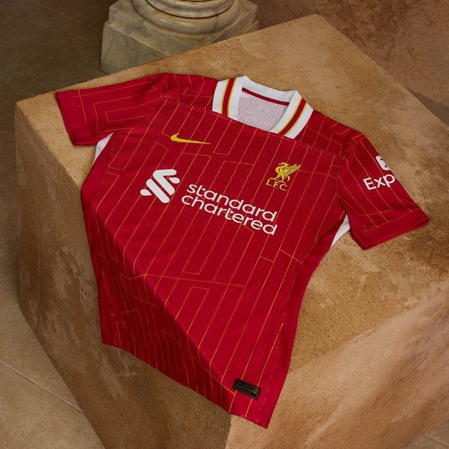 tunique-de-football-liverpool-home-kit-rouge-avec-ecusson-du-club tunika piłkarska Liverpool zestaw domowy czerwony z herbem klubu