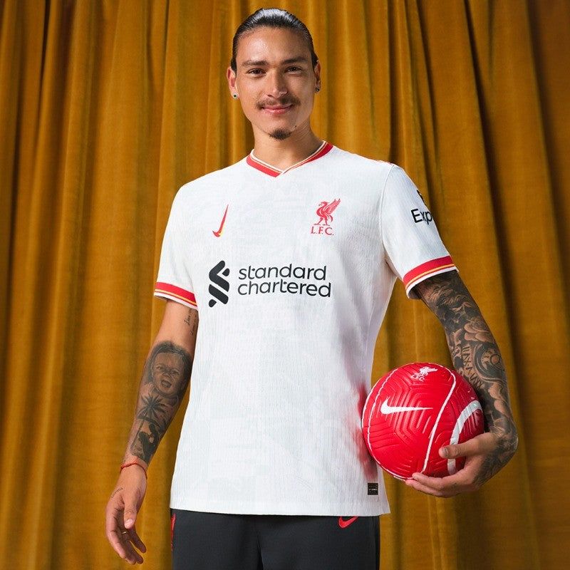 tunika piłkarska Liverpool model trzeci z herbem klubu