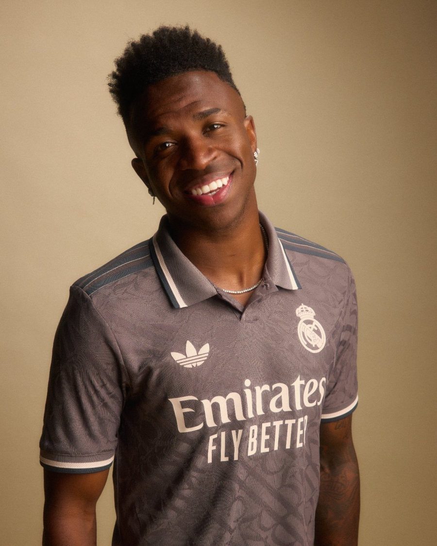 tunique-exterieure-real-madrid-third-violet-avec-ecusson-du-club Tunika wyjazdowa Real Madryt trzecia fioletowa z herbem klubu