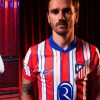 tunique-officielle-atletico-madrid-a-domicile-avec-blason-du-club-et-rayures-rouges Oficjalna tunika Atletico Madryt domowa z herbem klubu i czerwonymi pasami