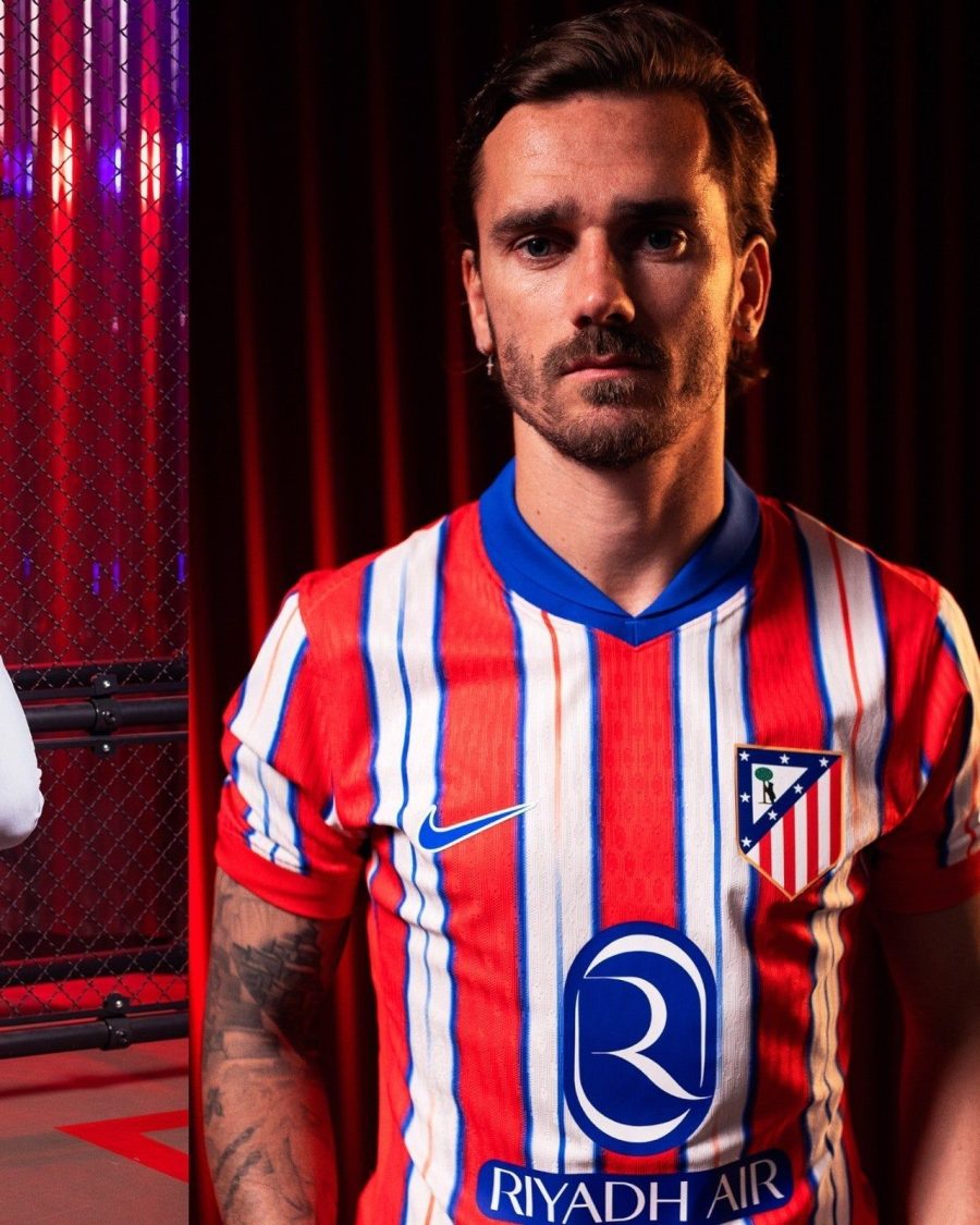tunique-officielle-atletico-madrid-a-domicile-avec-blason-du-club-et-rayures-rouges Oficjalna tunika Atletico Madryt domowa z herbem klubu i czerwonymi pasami