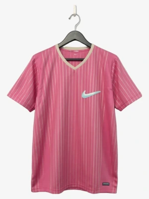 maillot-concept-fc-barcelone-edition-rose-2025-2026 studio v12 Koszulka Concept FC Barcelona Edycja Różowa 2025-2026