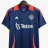 maillot-manchester-united-pre-match-2025-2026 studio v12 Koszulka Manchester United Przedmeczowa 2025-2026