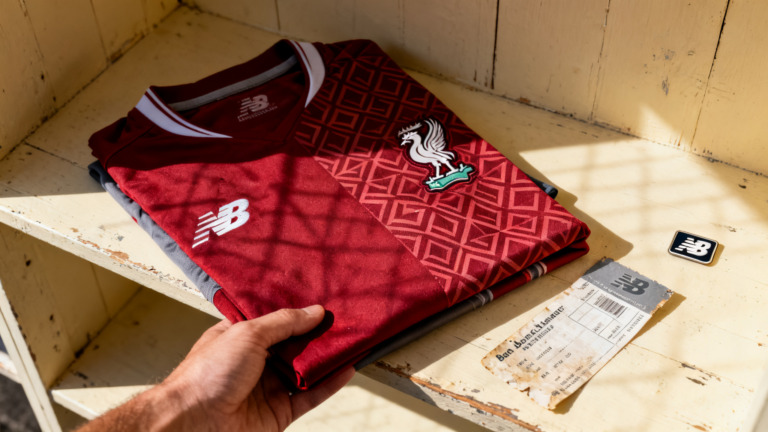 New Balance i Liverpool FC: historia koszulek, które zmieniły zasady gry